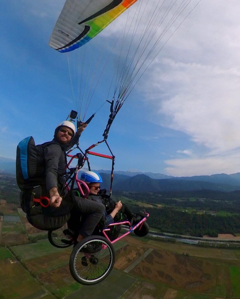 parapente biplace handicap avec un fauteuil de vol